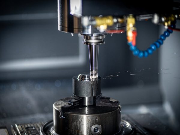 pexels-daniel-smyth-83914874-8865187 Utförande av CNC fräsning på en maskin i en verkstad